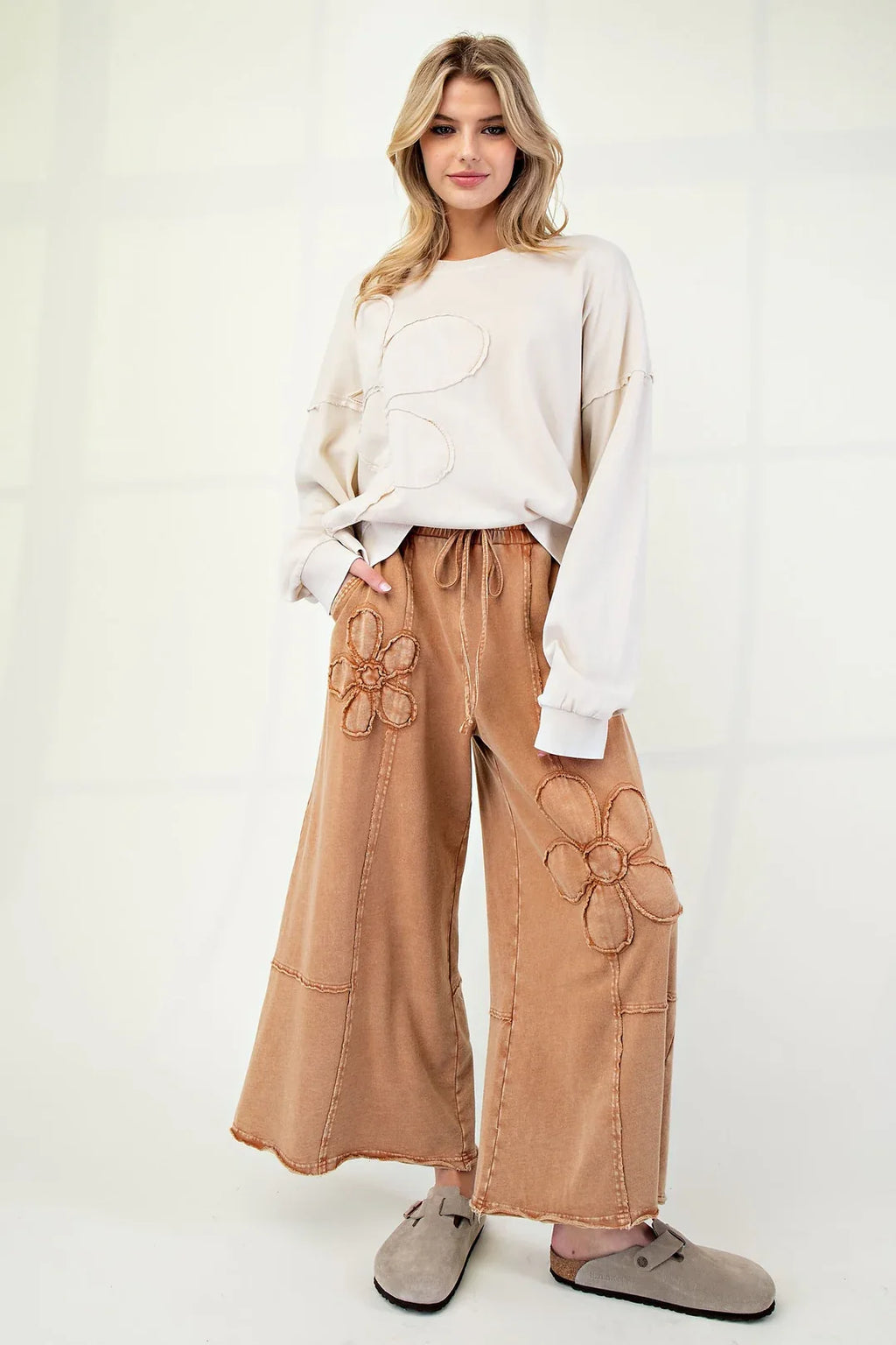 Easel raised flower knit wide leg pants